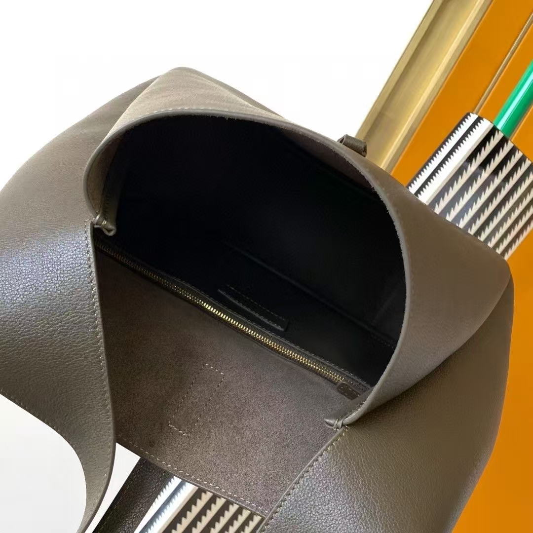 Saint Laurent Le 5 À 7 Large Grain de Poudre Leather Soft Handbag in Light Musk