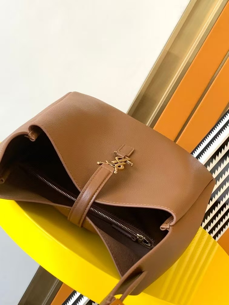 Saint Laurent Le 5 À 7 Large Grain de Poudre Leather Soft Handbag in Fox