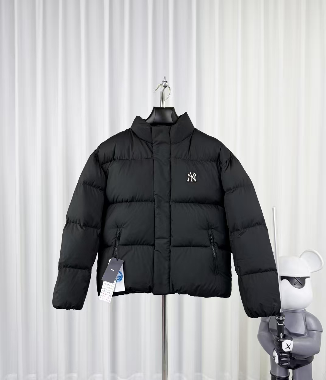 MLB Classic Cropped Puffer Jacket in Black