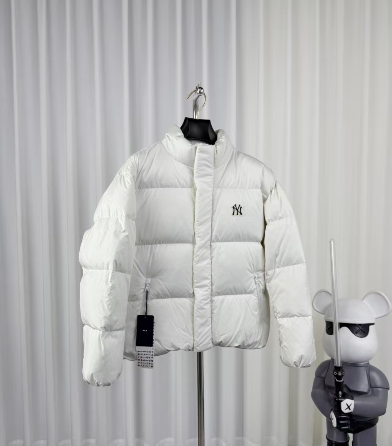 MLB Classic Cropped Puffer Jacket in White
