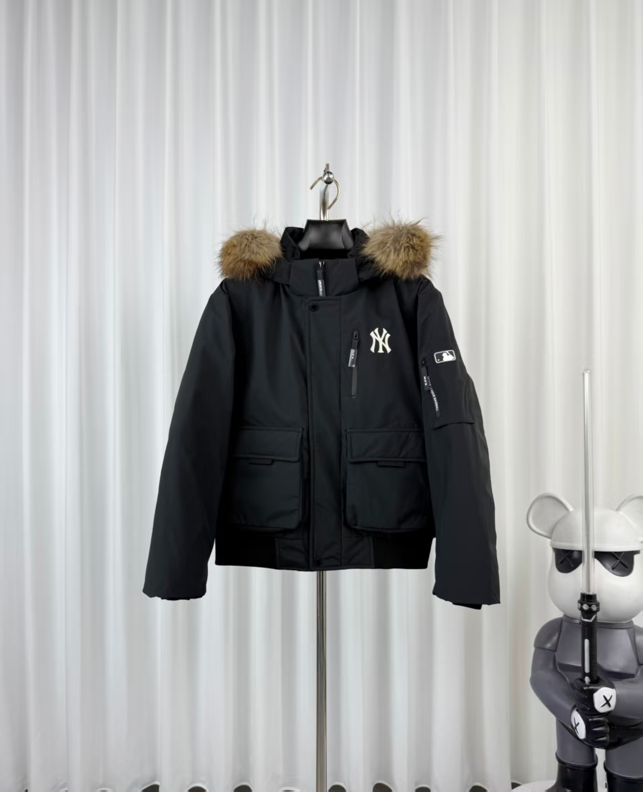 MLB New York Yankees 3rd Gen Puffer Cargo Jacket in Black