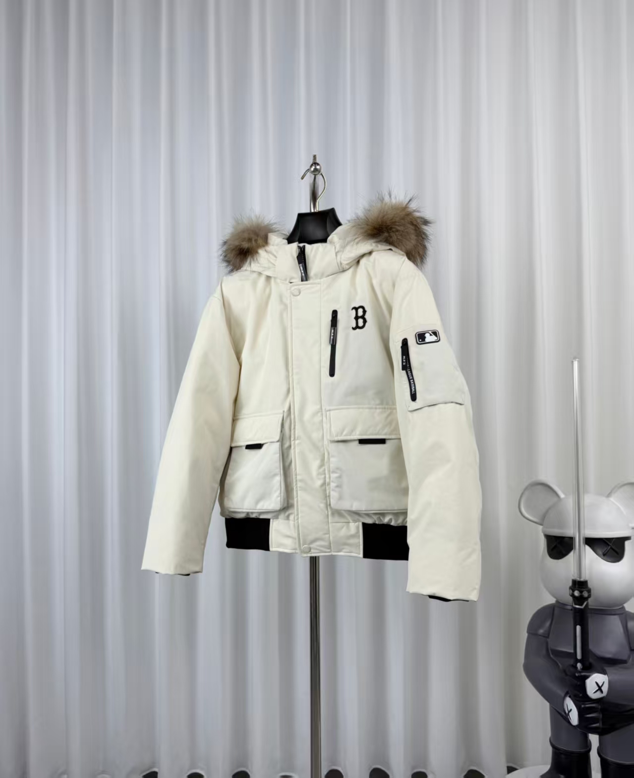 MLB New York Yankees 3rd Gen Puffer Cargo Jacket in White