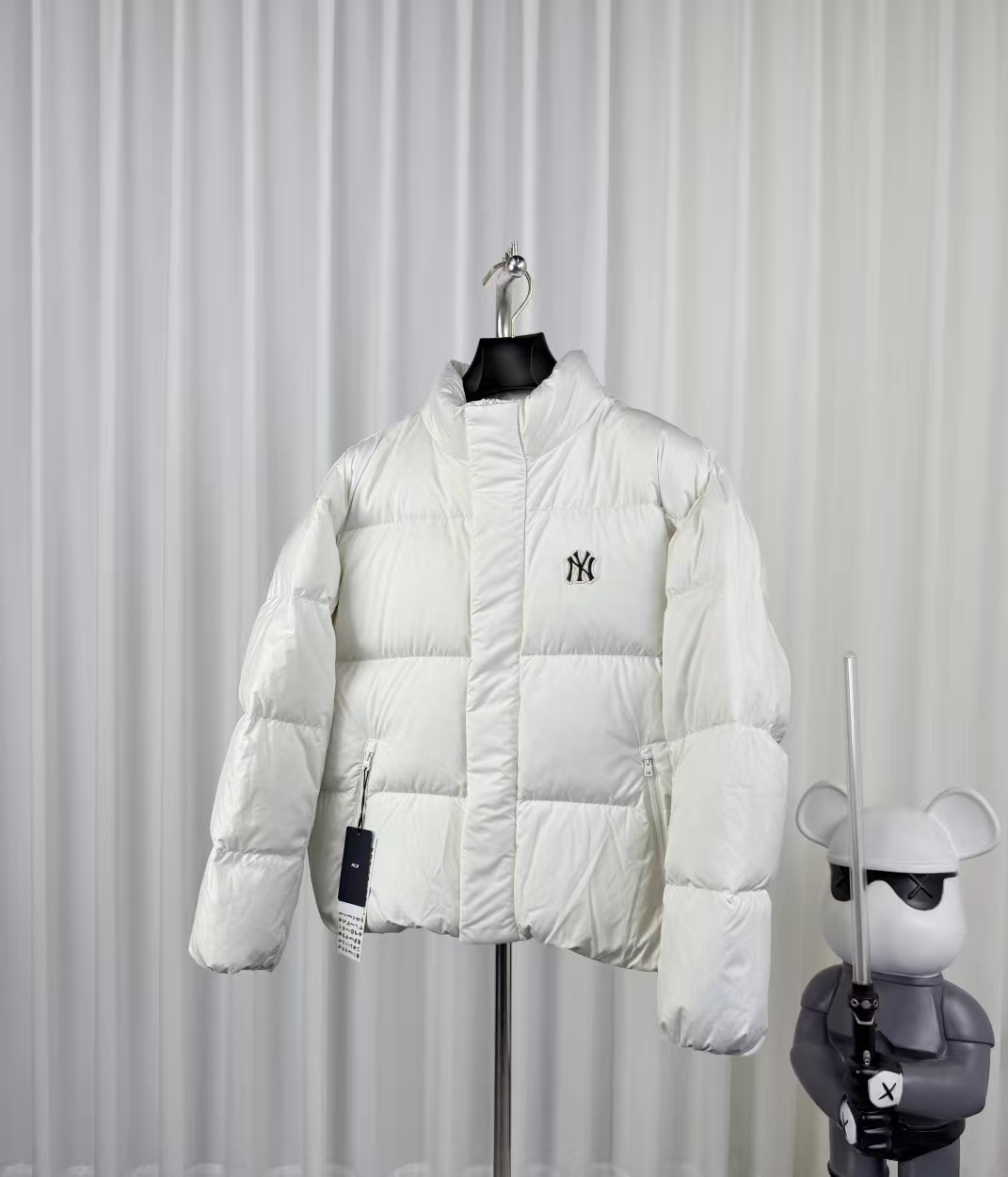 MLB Classic Cropped Puffer Jacket in White