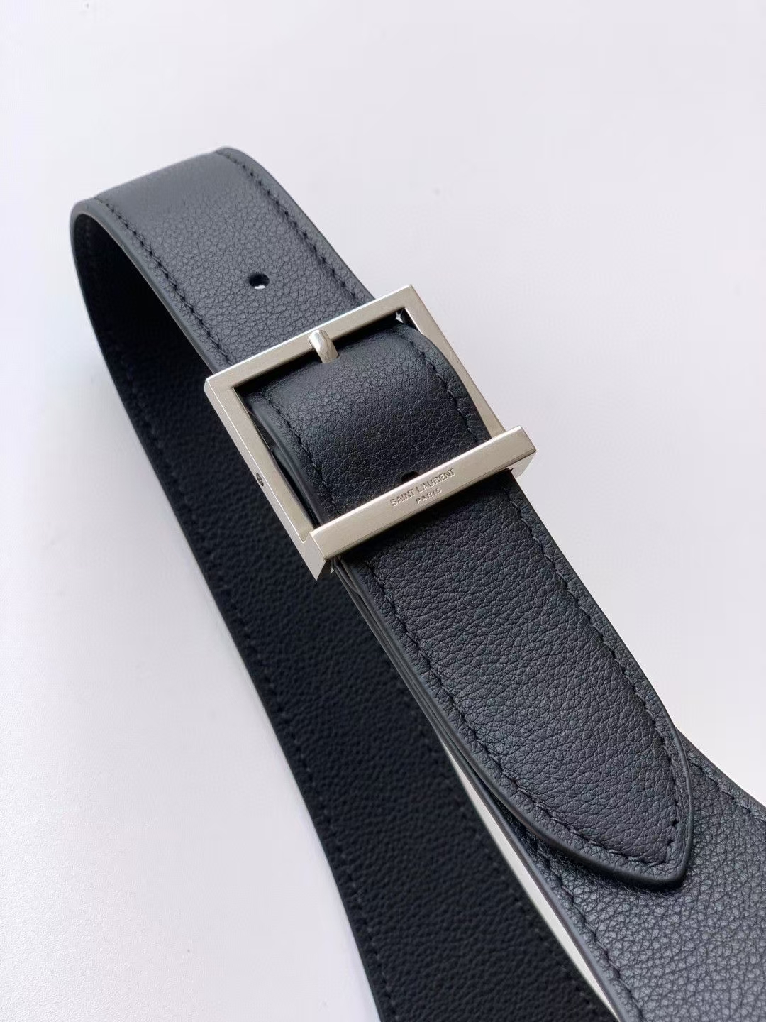 Saint Laurent Le 5 À 7 Large Grain de Poudre Leather Soft Handbag in Black