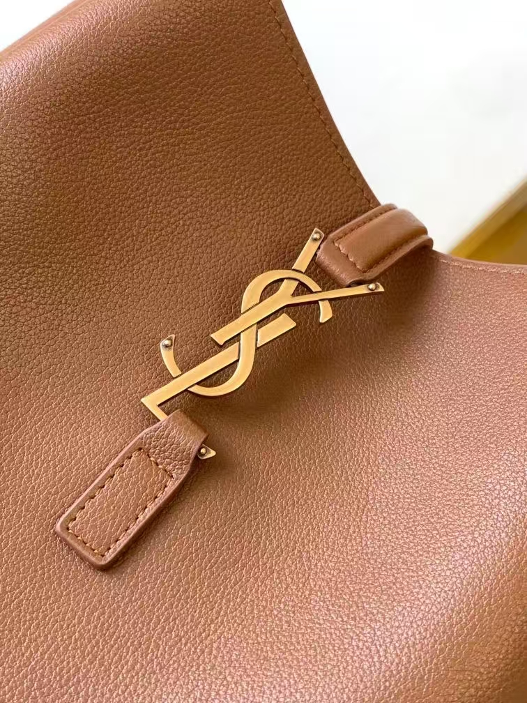 Saint Laurent Le 5 À 7 Large Grain de Poudre Leather Soft Handbag in Fox