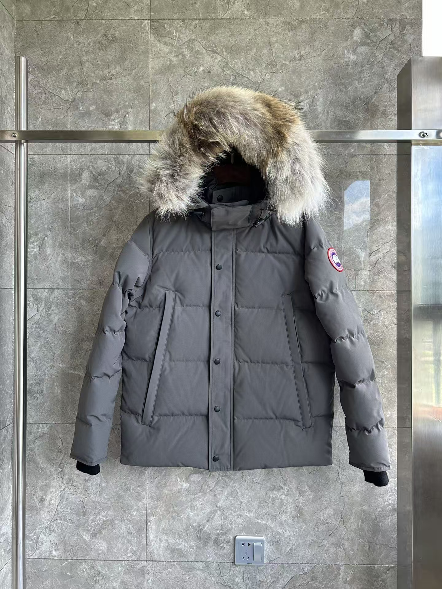 Canada Goose Wyndham Men’s Classic Parka in Grey with Red Label