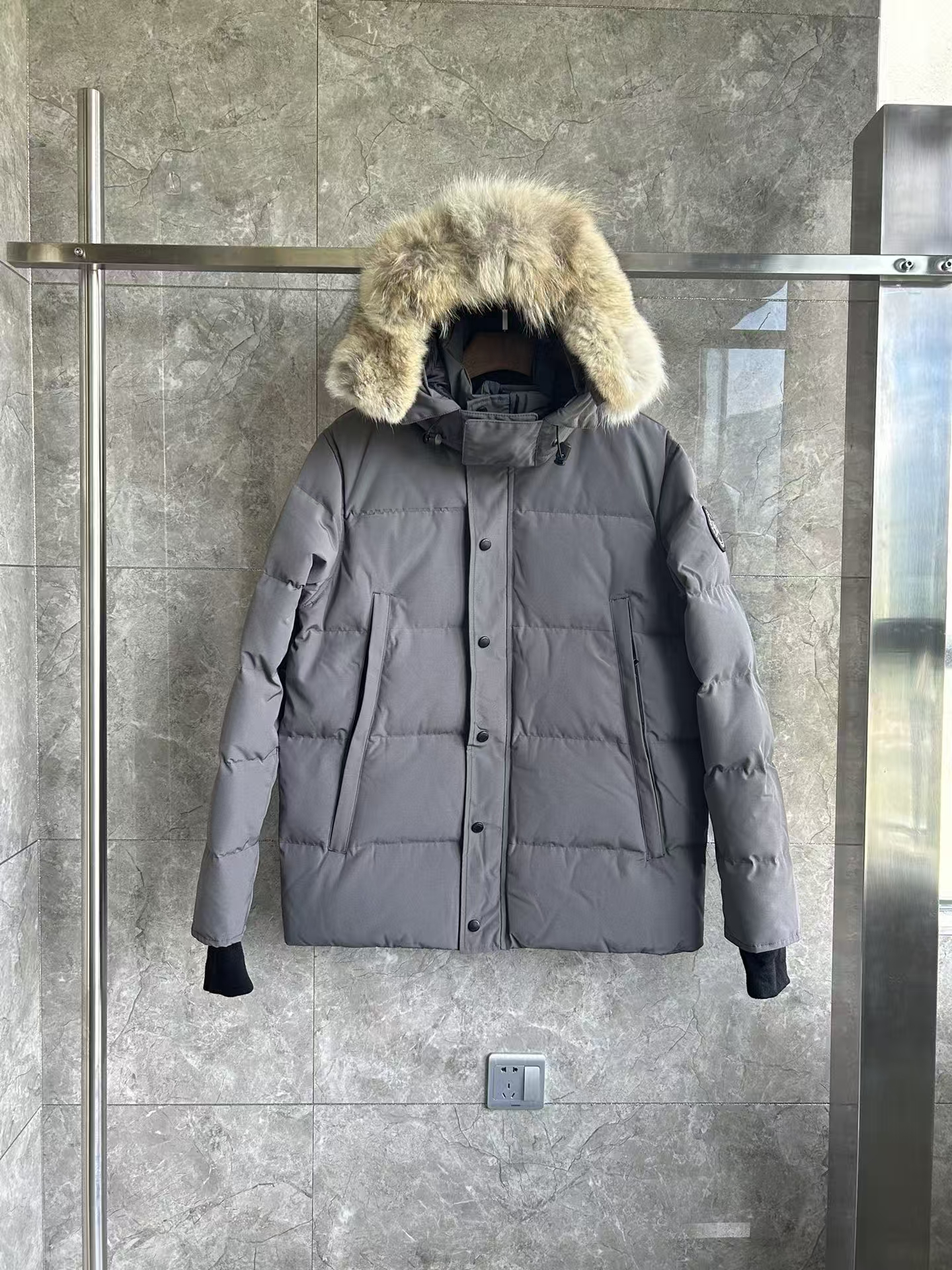 Canada Goose Wyndham Men’s Classic Parka in Grey with Black Label