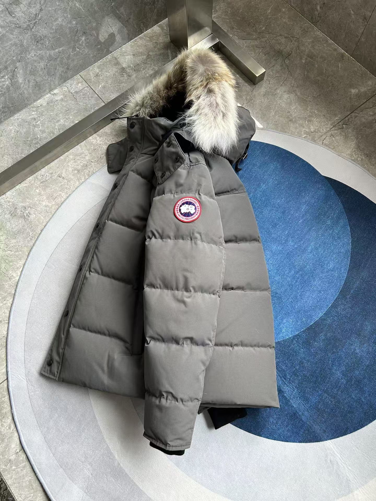 Canada Goose Wyndham Men’s Classic Parka in Grey with Red Label