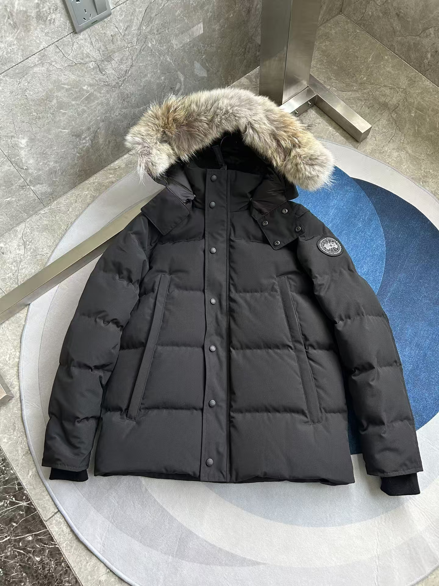 Canada Goose Wyndham Men’s Classic Parka in Black with Black Label