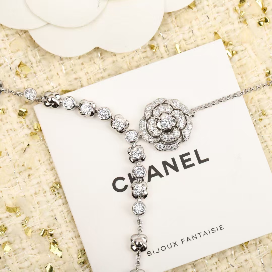 CHANEL BOUTON DE CAMÉLIA Necklace