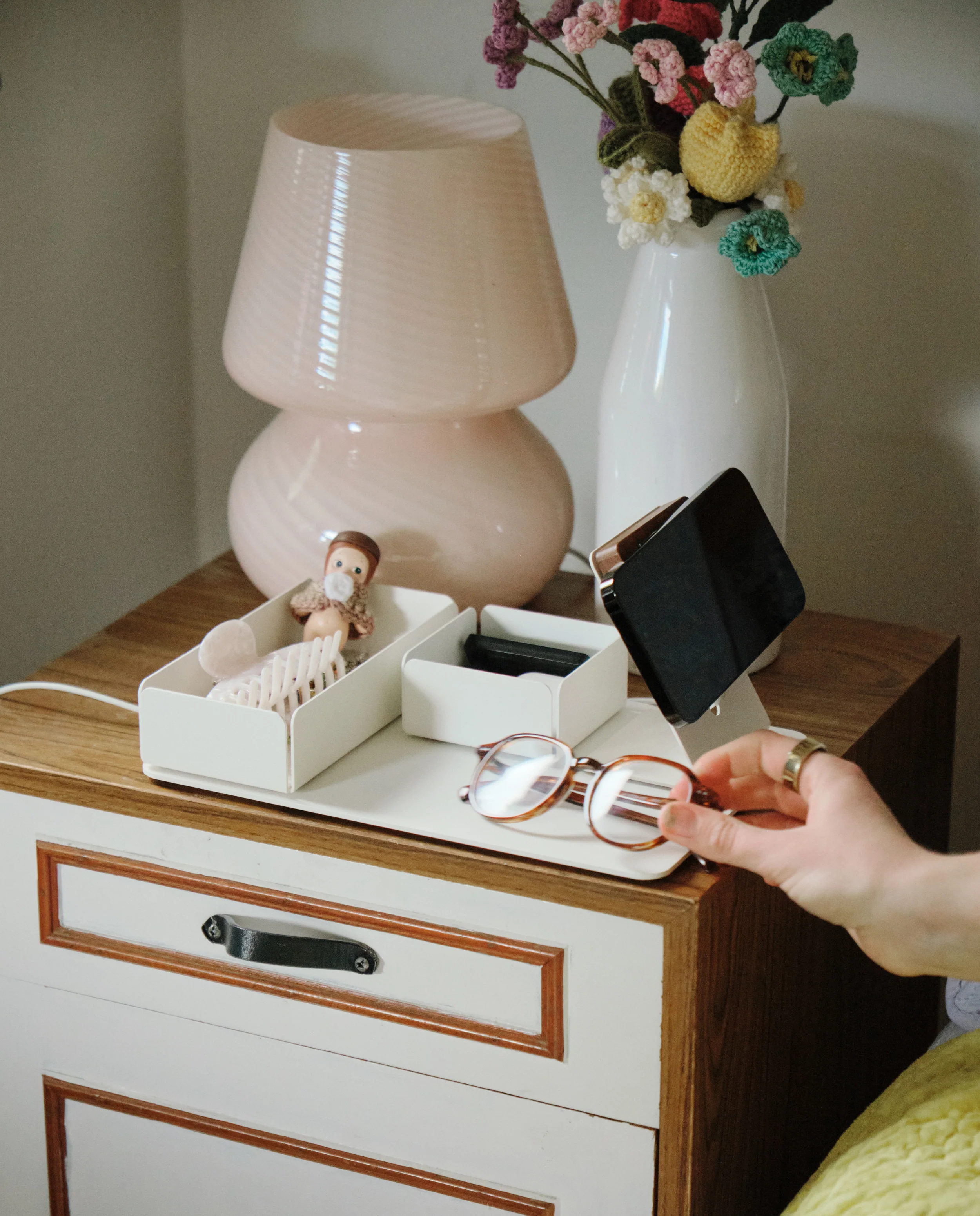 Gather MagSafe Phone Stand (1x1 - White/Walnut)