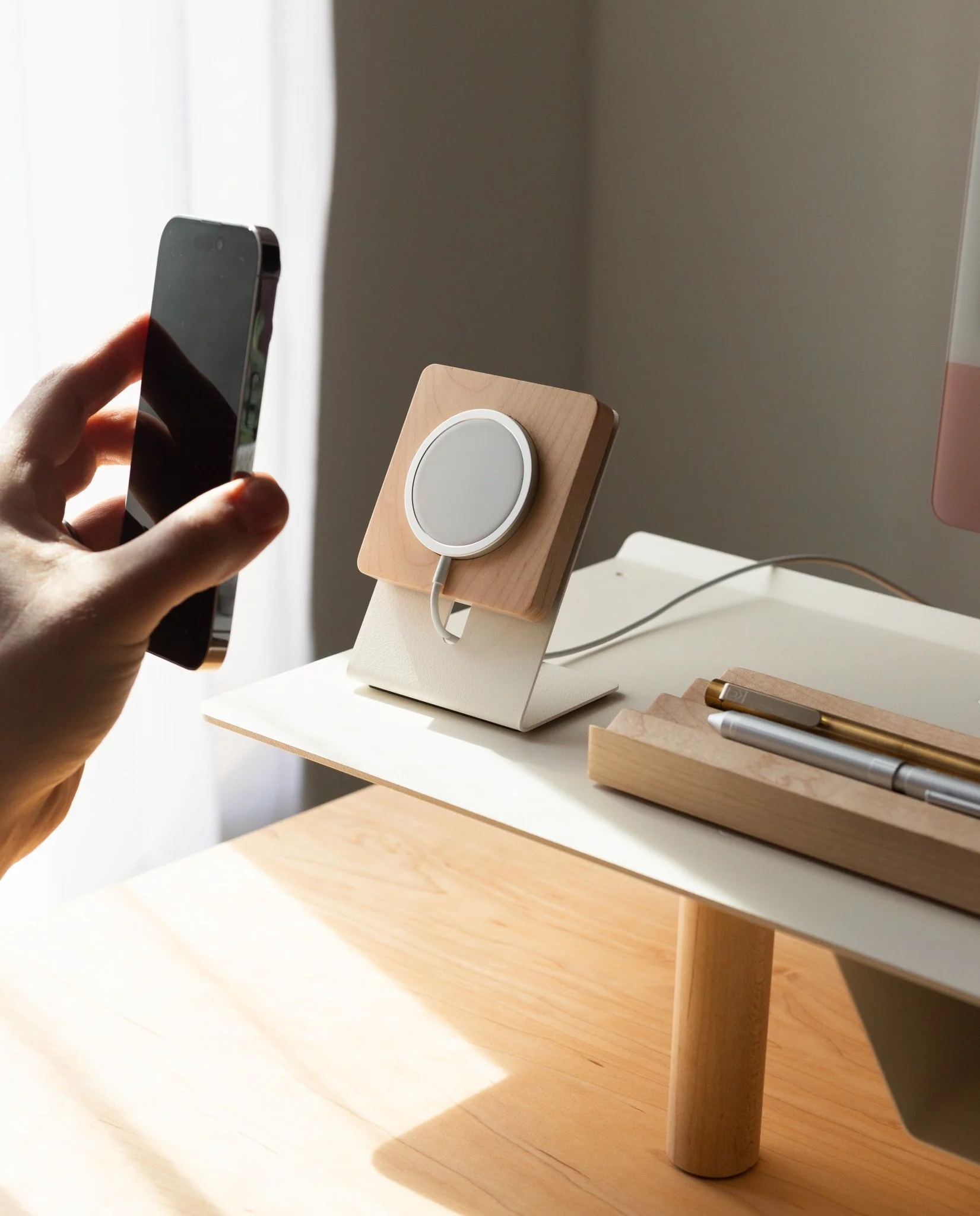 Gather MagSafe Phone Stand (1x1 - White/Maple)