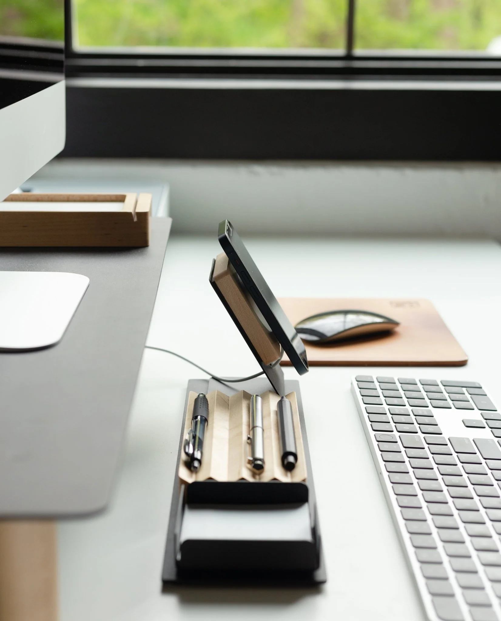 Gather MagSafe Phone Stand (1x1 - Black/Maple)