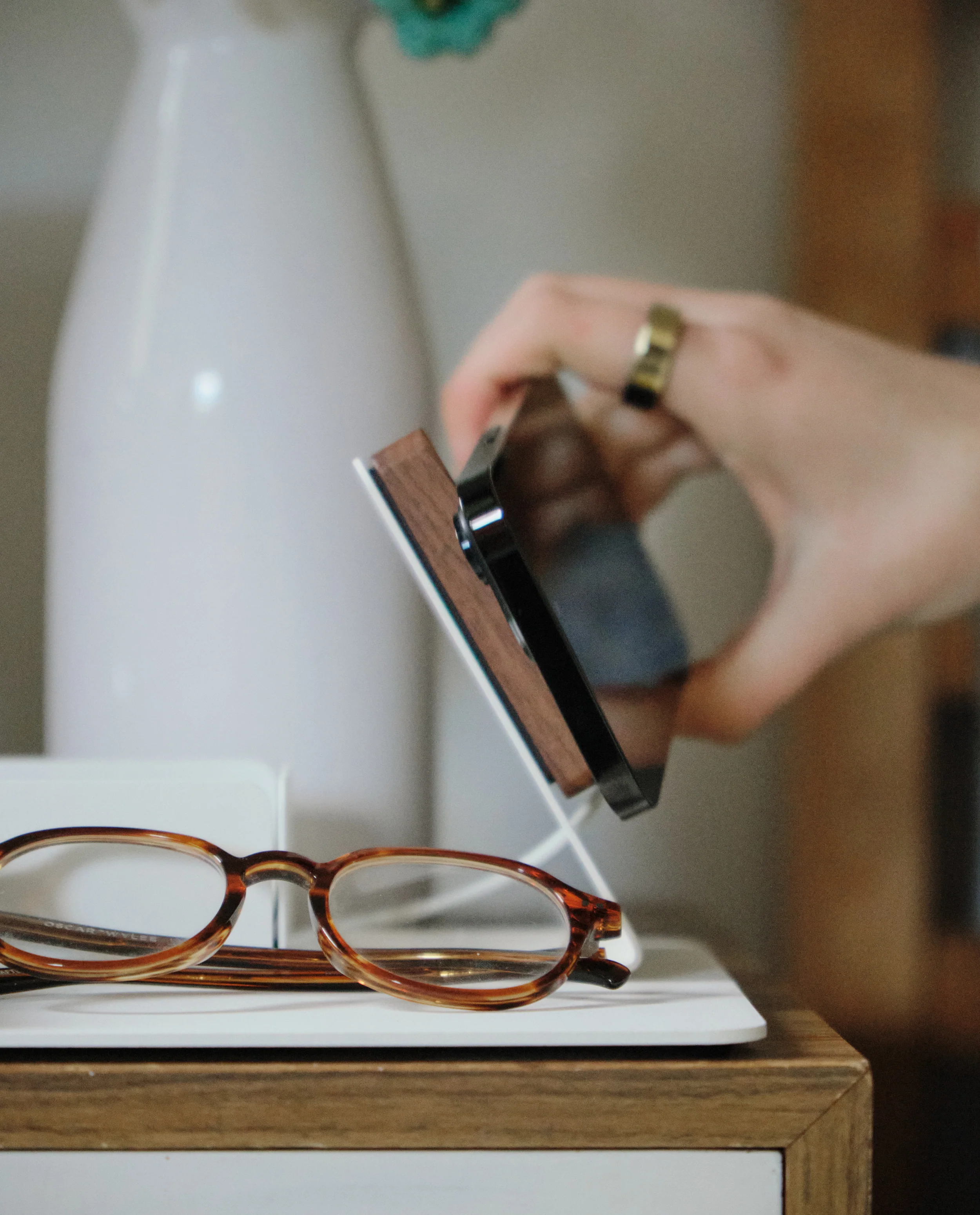 Gather MagSafe Phone Stand (1x1 - White/Walnut)