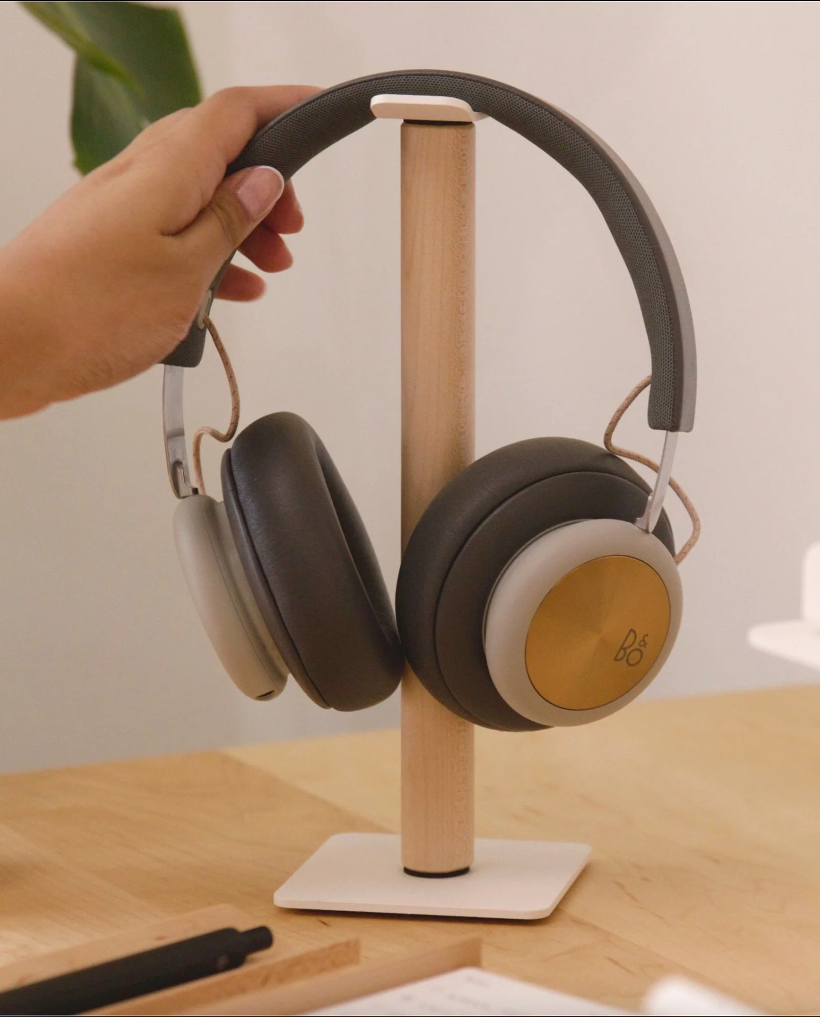 Gather Headphone Stand (1x1 - White/Maple)