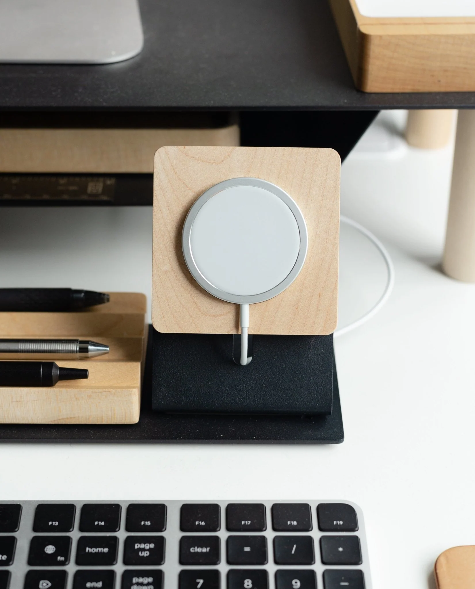 Gather MagSafe Phone Stand (1x1 - Black/Maple)