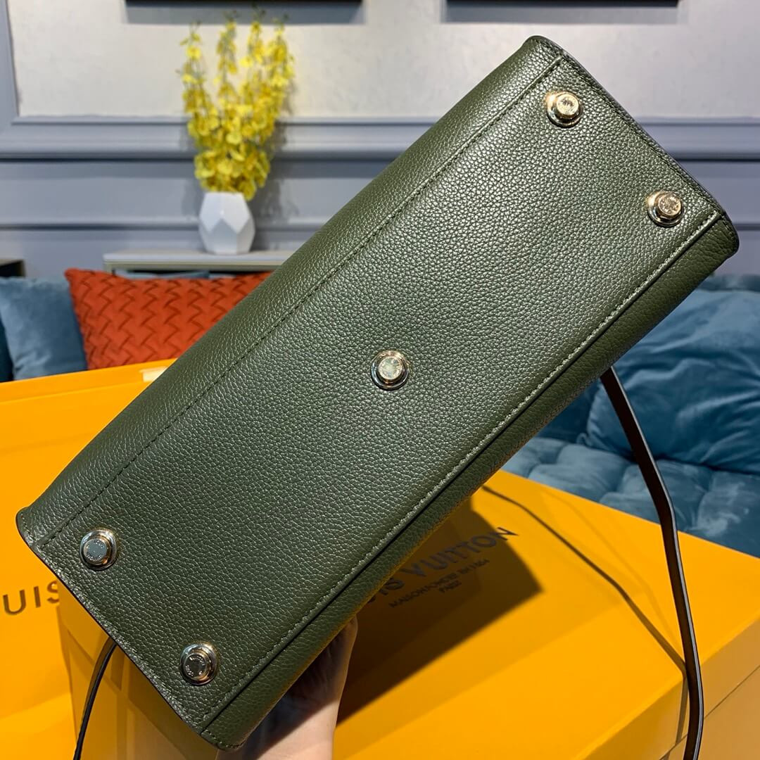 Louis Vuitton On My Side M55302