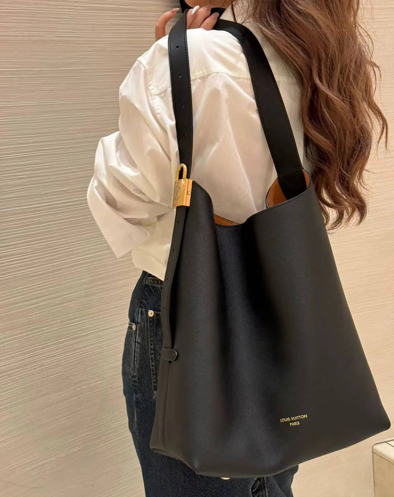 Louis Vuttion Grained Calfskin Low Key Hobo MM M24856 Black