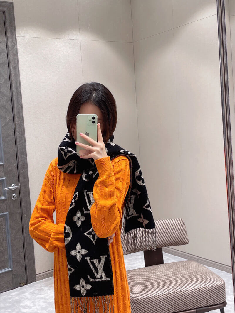 Louis Vuitton Simply LV Scarf M76964