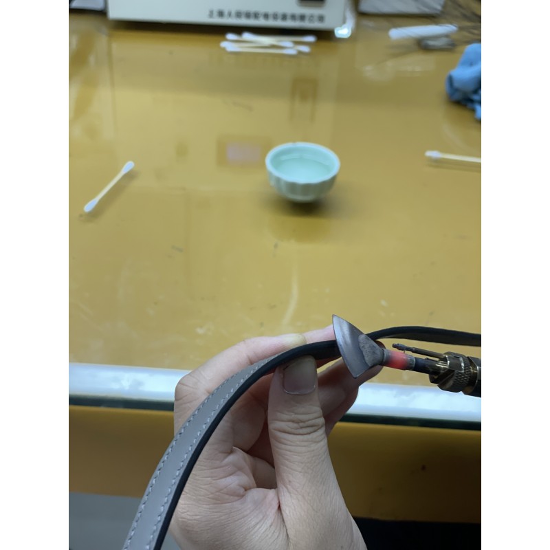 Sealed with beeswax, sealed with special cabinet oil and then sealed with beeswax at high temperature