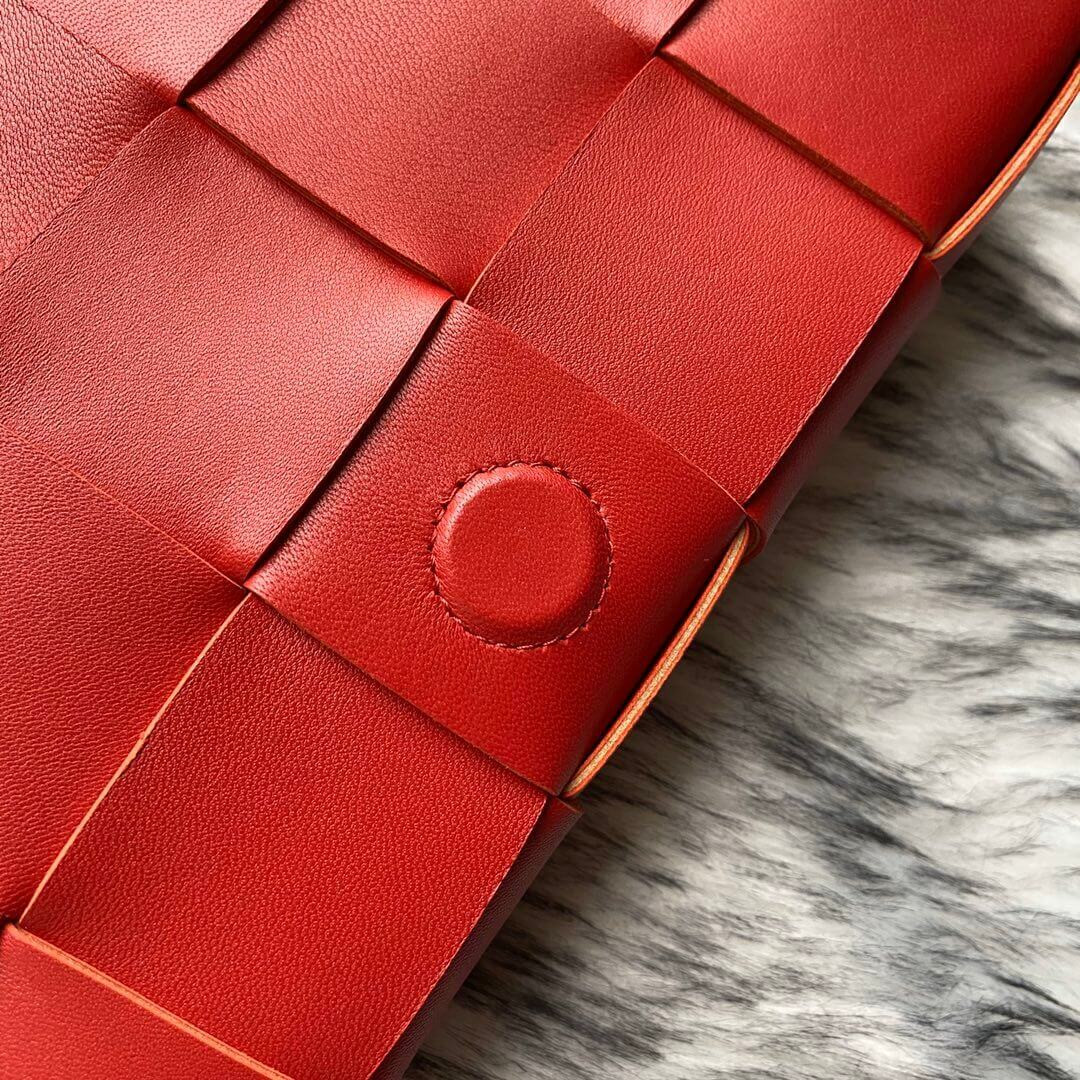 Bottega Veneta Maxi Weave Cassette Bag 578004