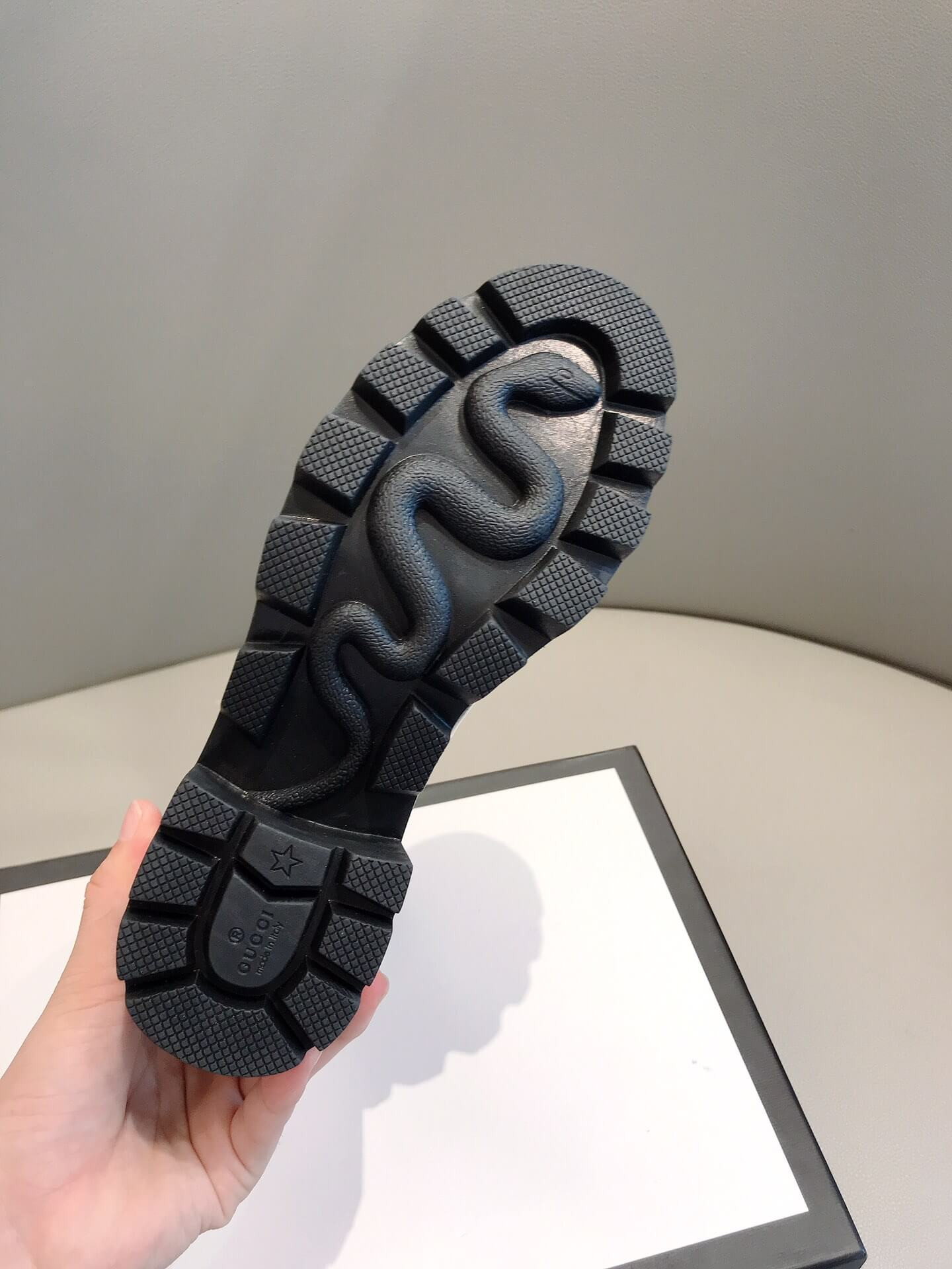 Gucci Leather Ankle Boot With Belt 550036