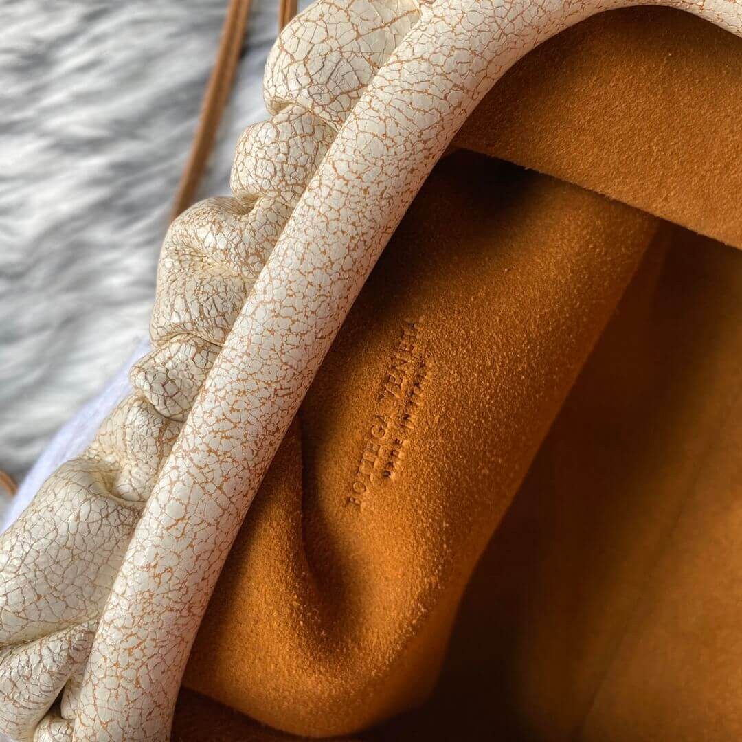 Bottega Veneta The Pouch 20 Clutch In Beige Craquele Leather 570927