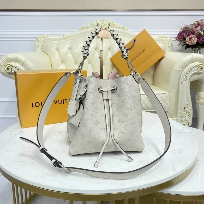 Louis Vuitton Mahina Leather Muria M57526