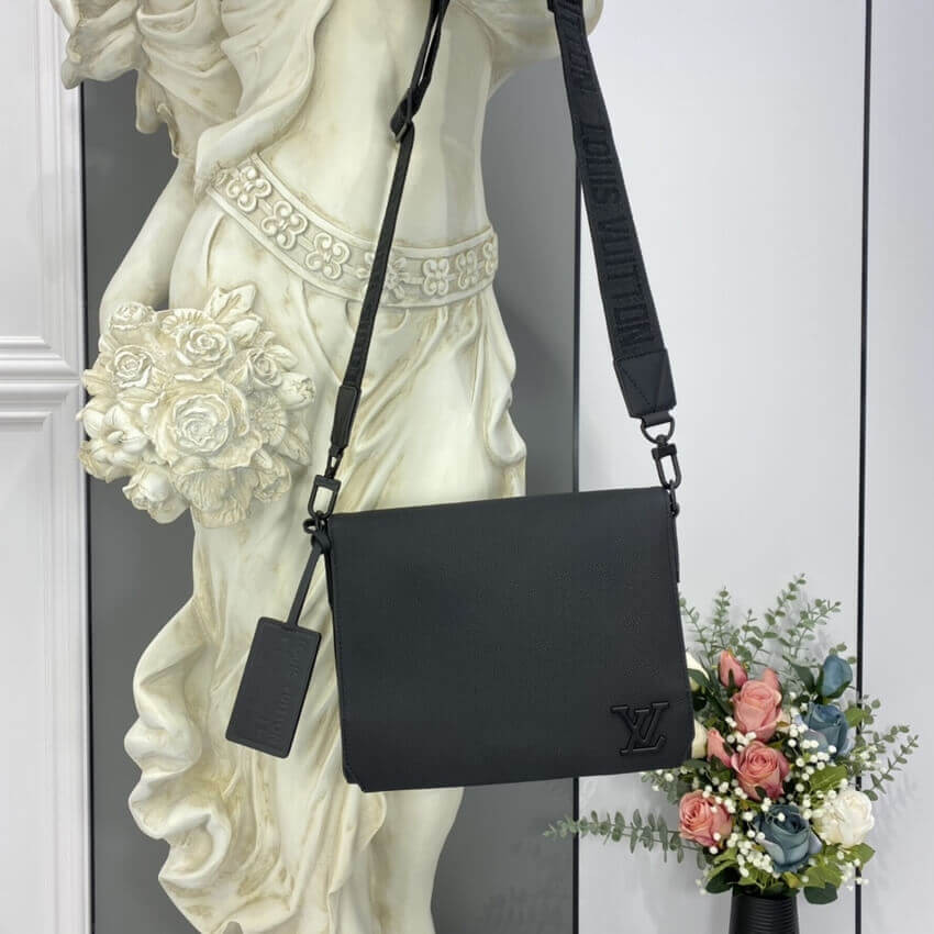 Louis Vuitton Grained Calf Leather Messenger M57080