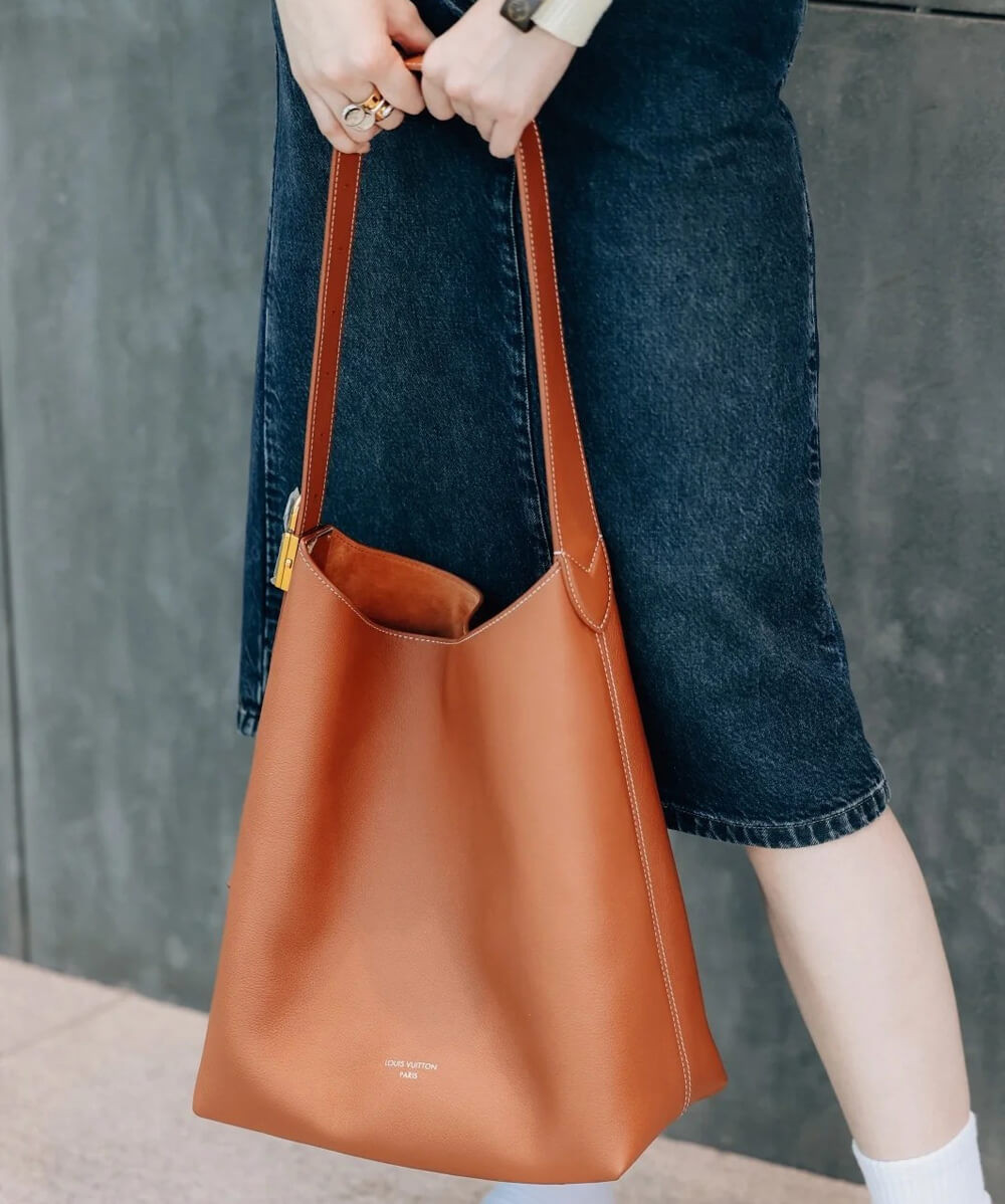 Louis Vuttion Grained Calfskin Low Key Hobo MM M24974 Brown