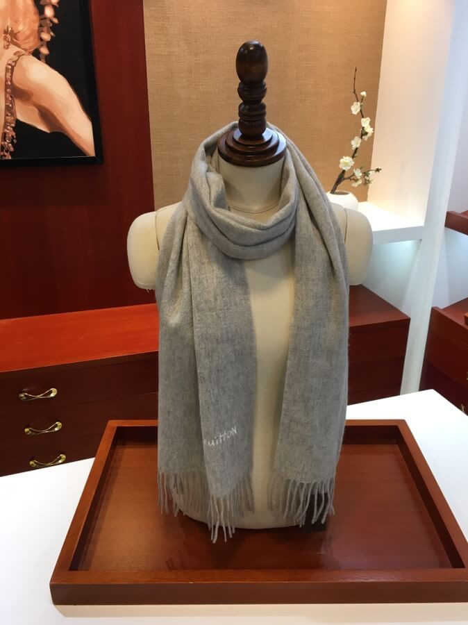 Louis Vuitton Reykjavik Scarf M71040