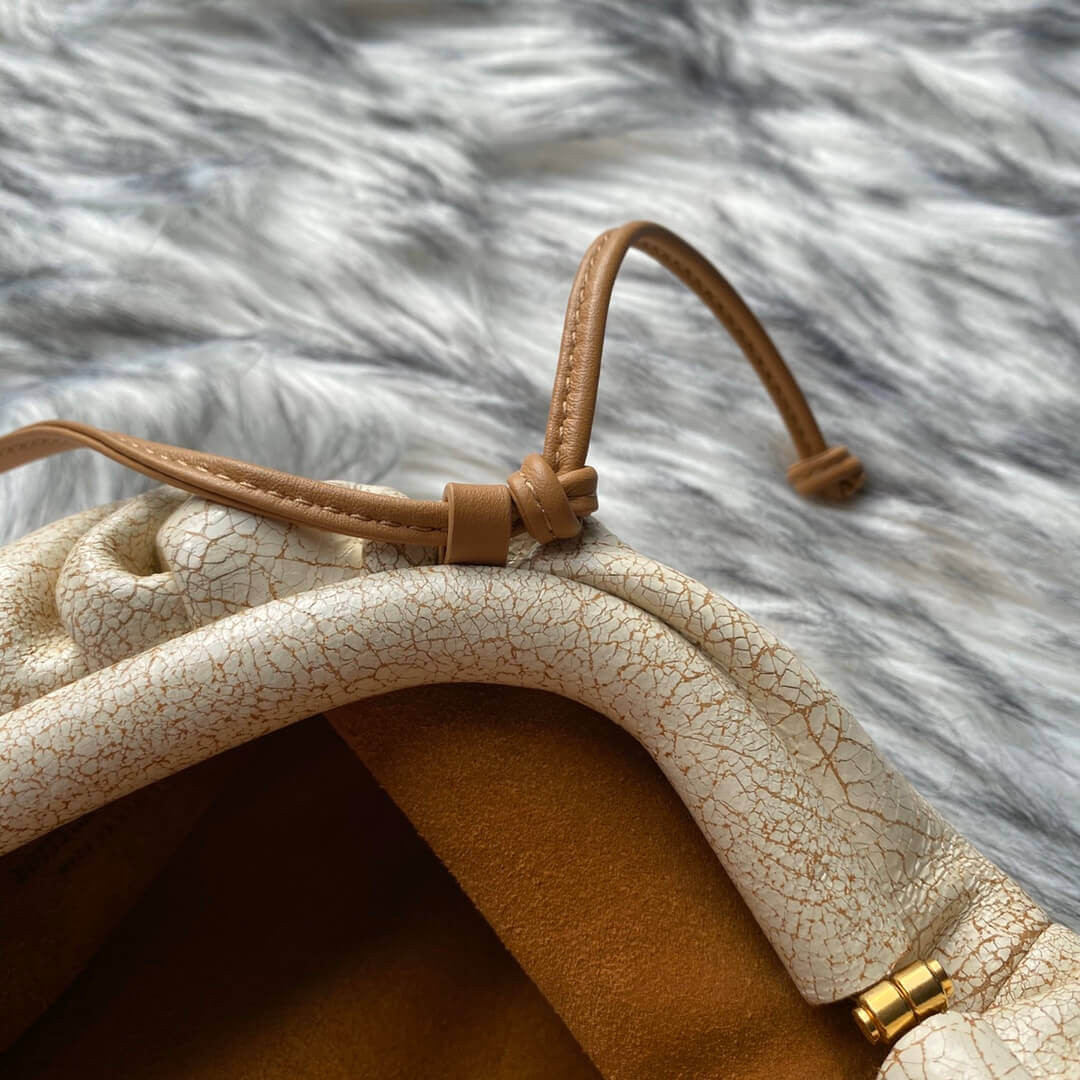 Bottega Veneta The Pouch 20 Clutch In Beige Craquele Leather 570927