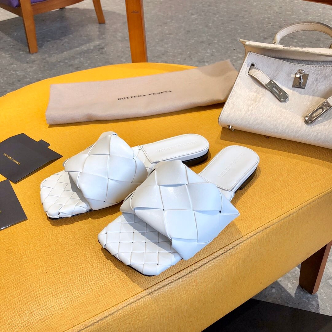 Bottega Veneta Padded Flat Sandals 609105