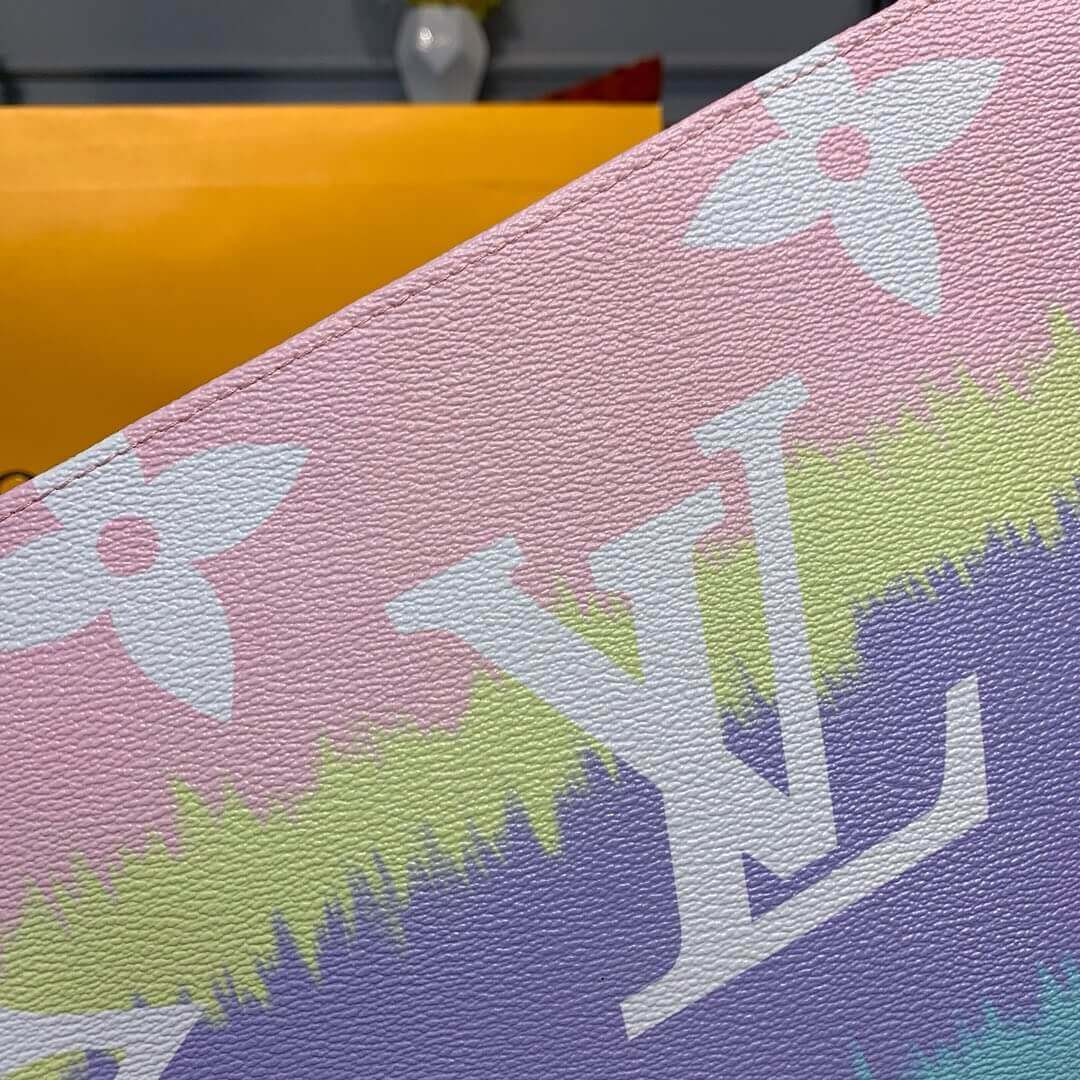 LV Escale Poche Toilette 26 M69136 M69137