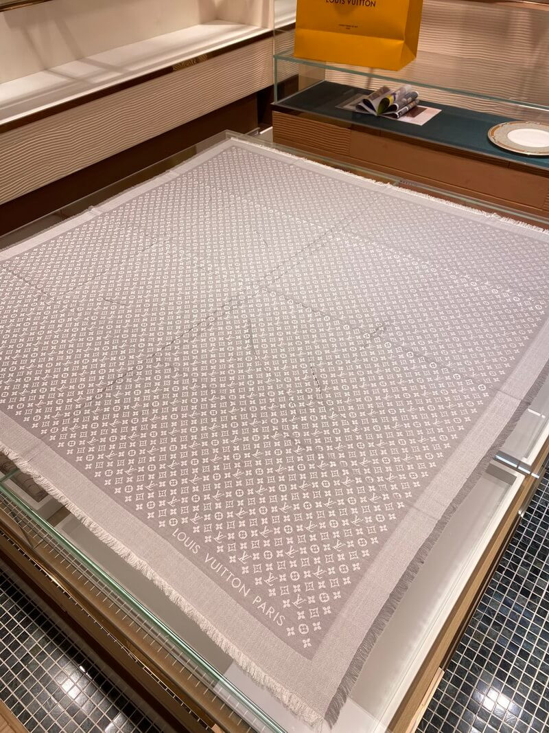 Louis Vuitton Petit Louis Shawl M76997
