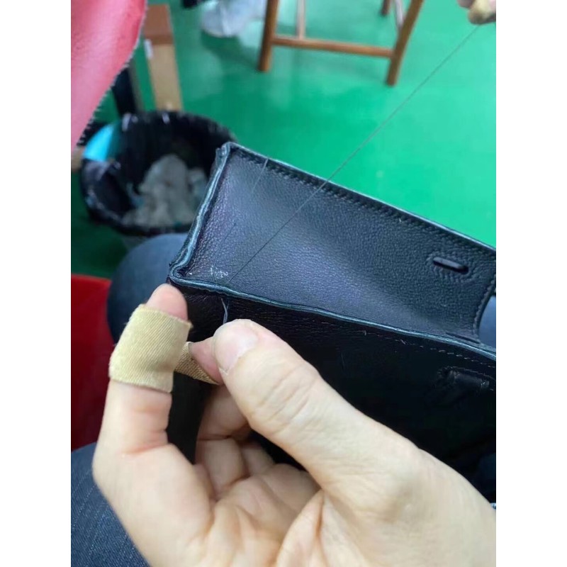 Hermes bag making process：One stitch is handmade to straighten the side of the bag and looks great.