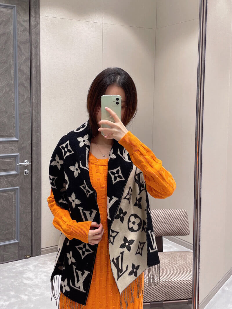 Louis Vuitton Simply LV Scarf M76964