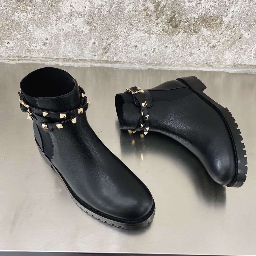 Valentino Garavani Rockstud Grainy Calfskin Leather Ankle Boot P64