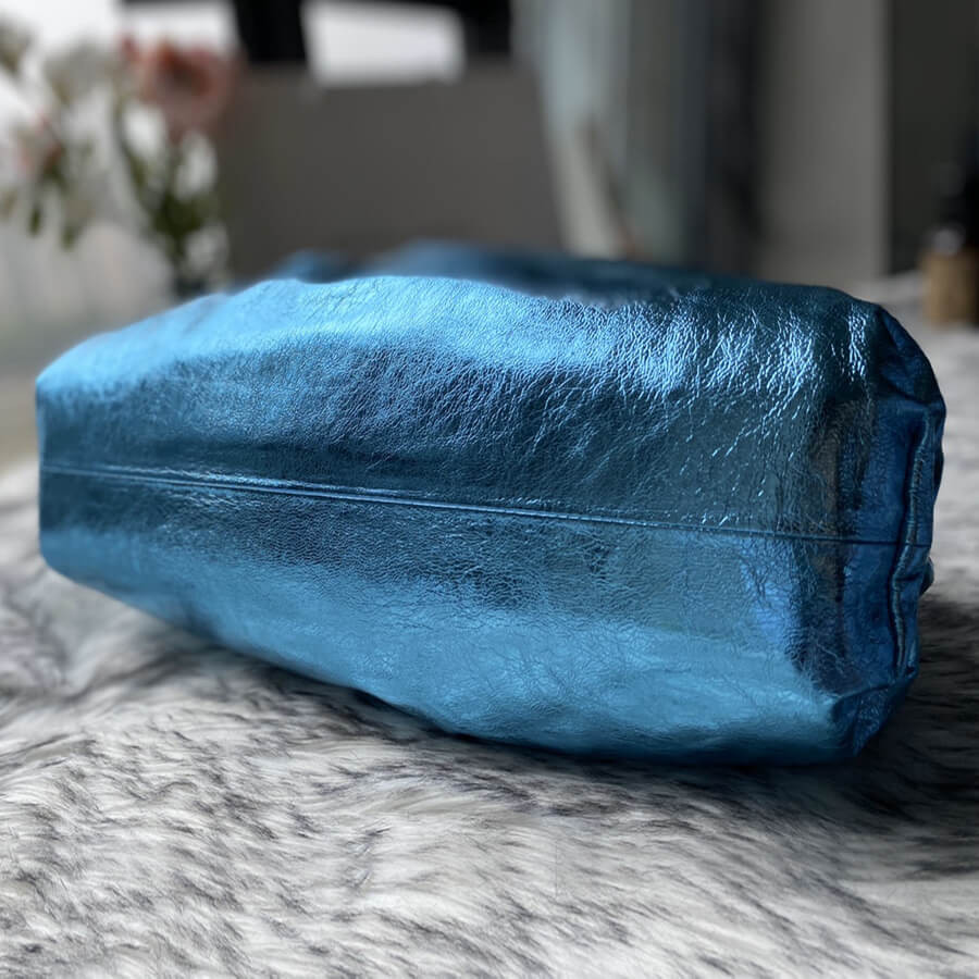 Bottega Veneta The Pouch In Blue Metallic Leather 576227