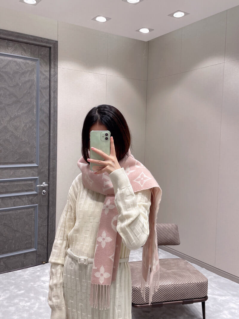 Louis Vuitton Simply LV Scarf M76966