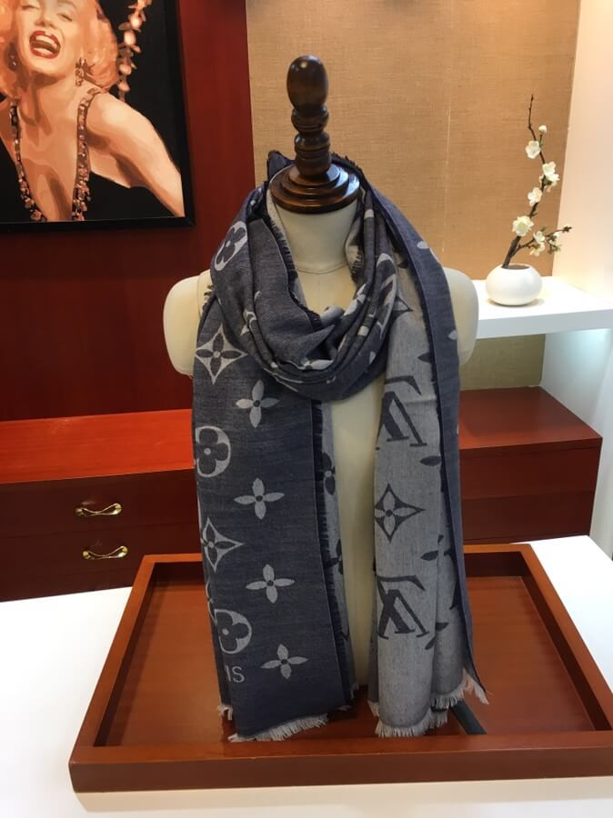 Louis Vuitton Daily Monogram Stole M70674