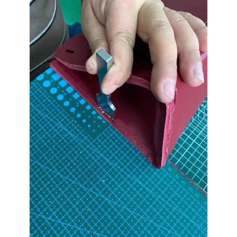 Hermes bag making process：One stitch is handmade to straighten the side of the bag and looks great.
