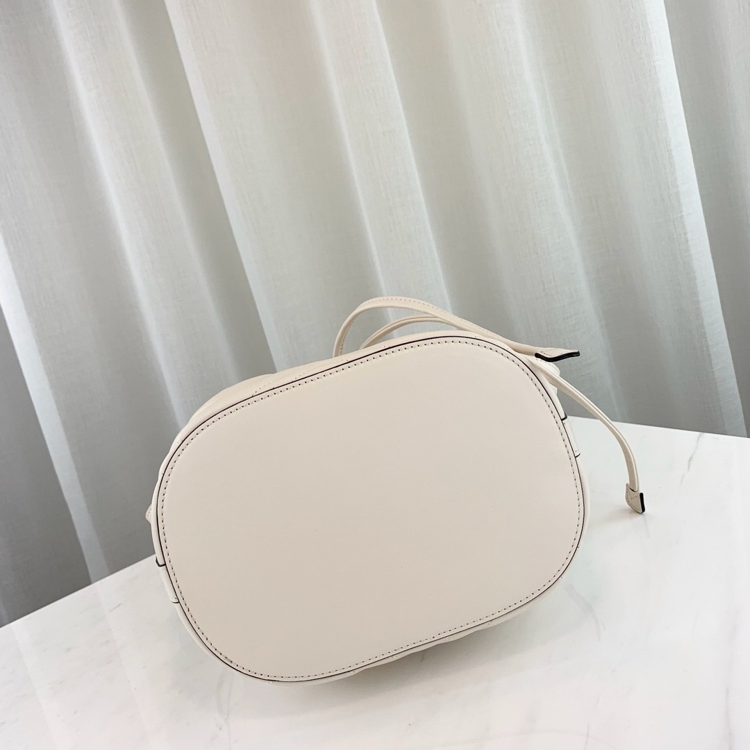 Gucci GG Marmont Quilted Leather Bucket Bag 476674