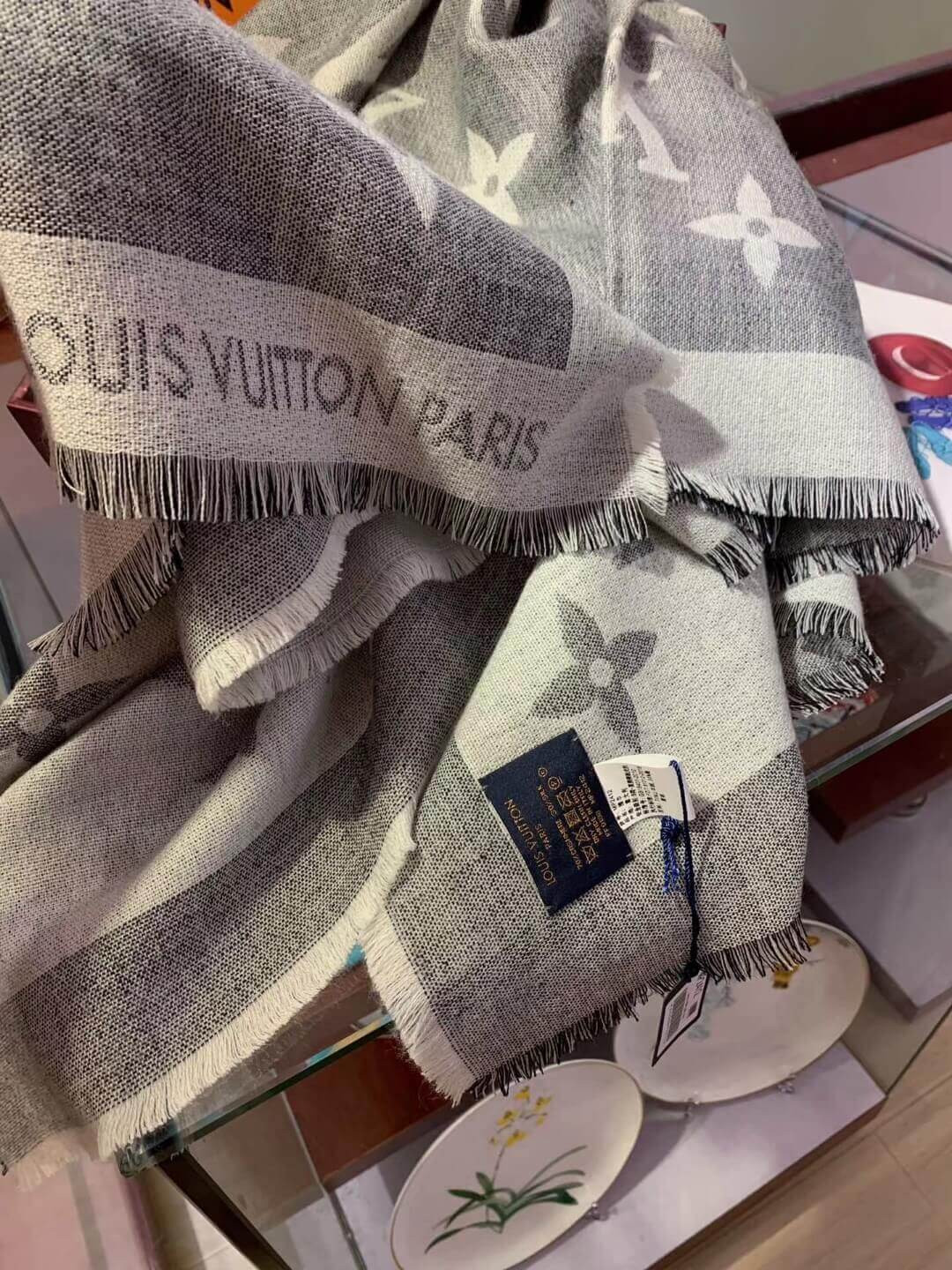 Louis Vuitton Monogram Giant Shawl MP2412 MP2382