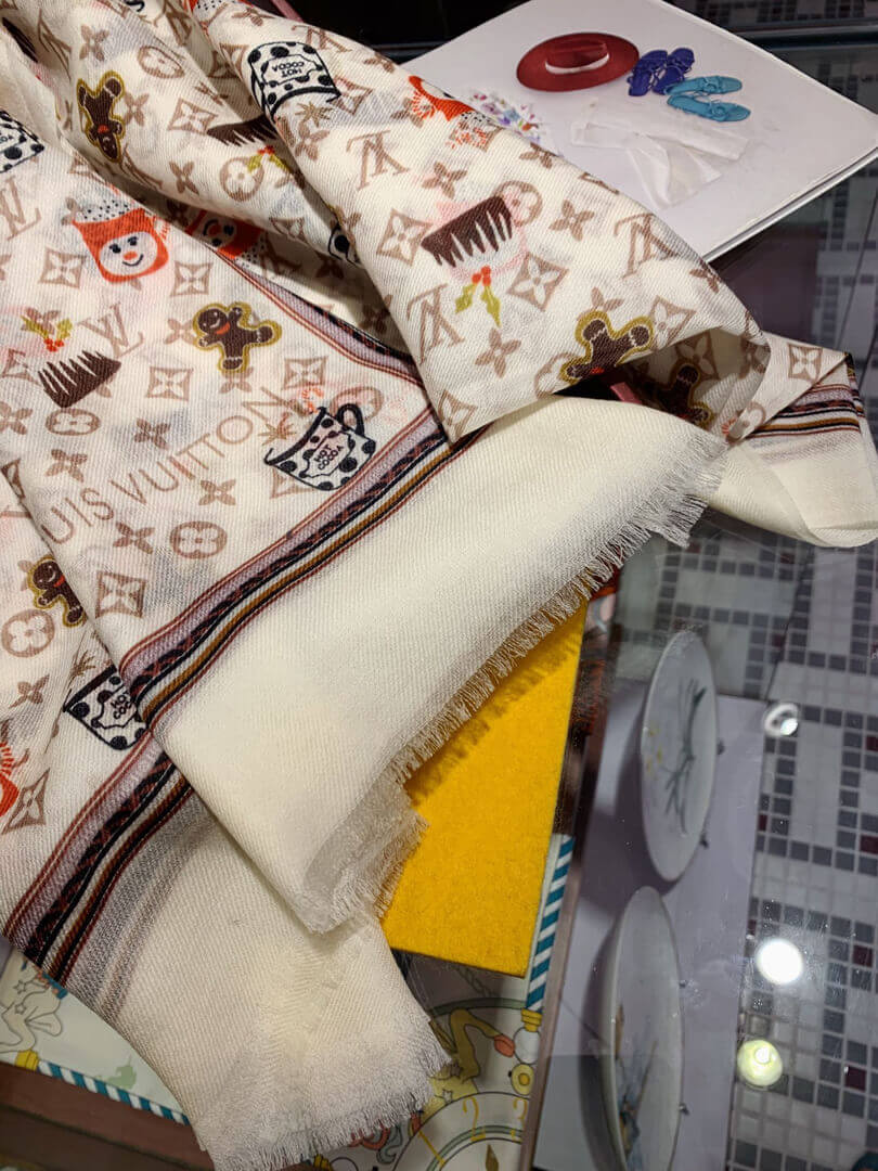 Louis Vuitton Monogram Cup Shawl M76130