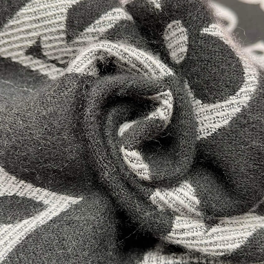 Louis Vuitton Simply LV Scarf M76964