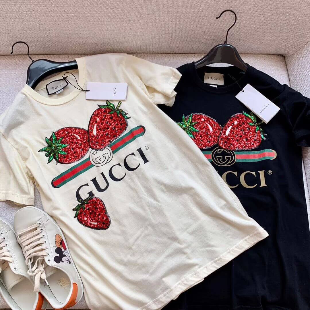 Gucci T-shirt with Strawberry Print 565806