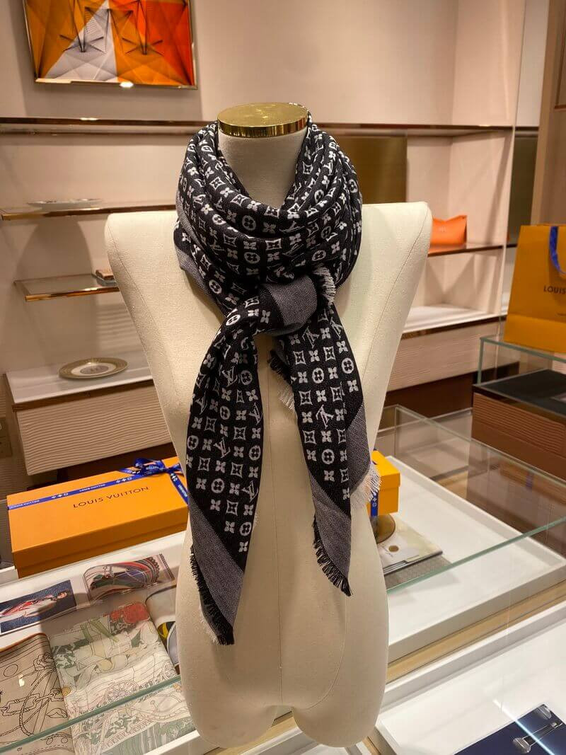 Louis Vuitton Petit Louis Shawl M76997