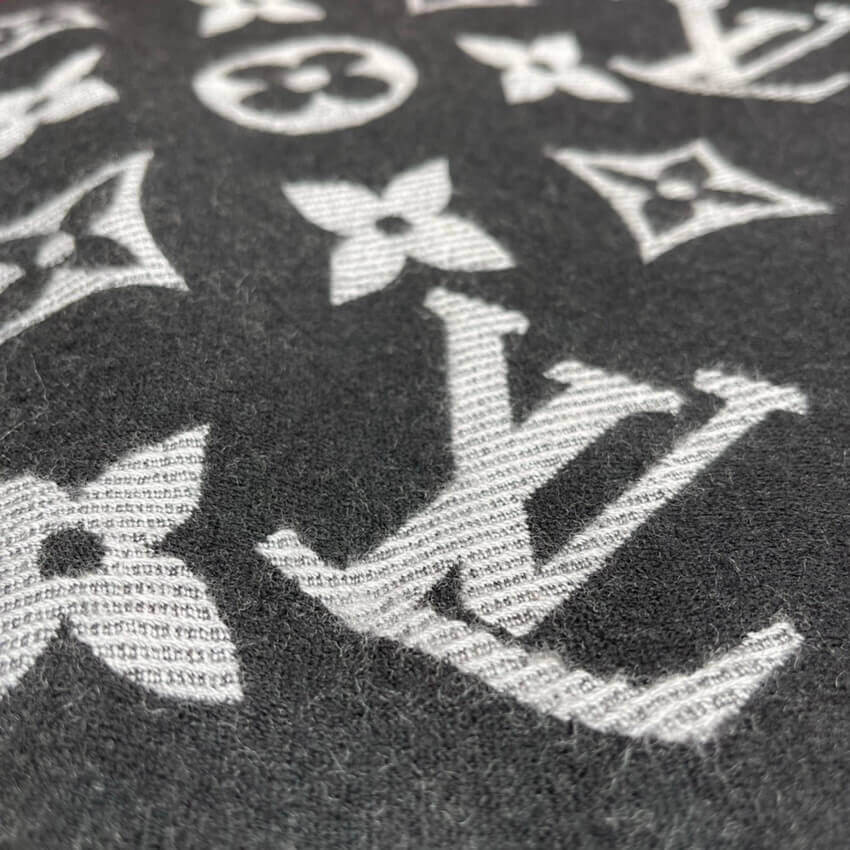 Louis Vuitton Simply LV Scarf M76964