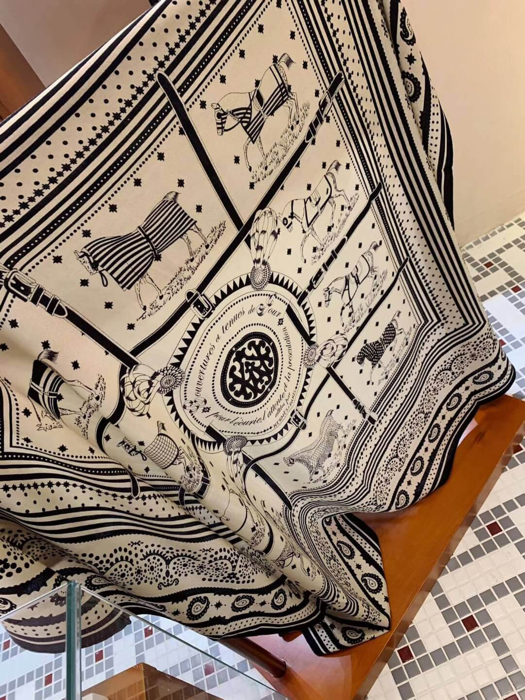 Hermes Couvertures Et Tenues De Jour Bandana Shawl 140 H243507